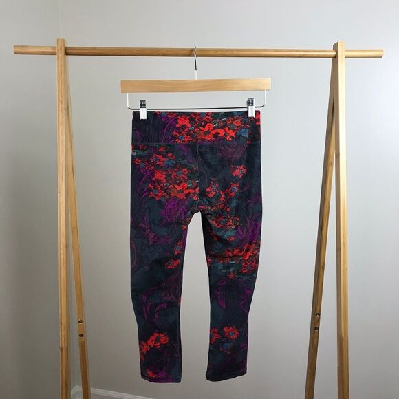 Fabletics • Salar Printed Powerhold Capri Legging - Picture 3 of 5